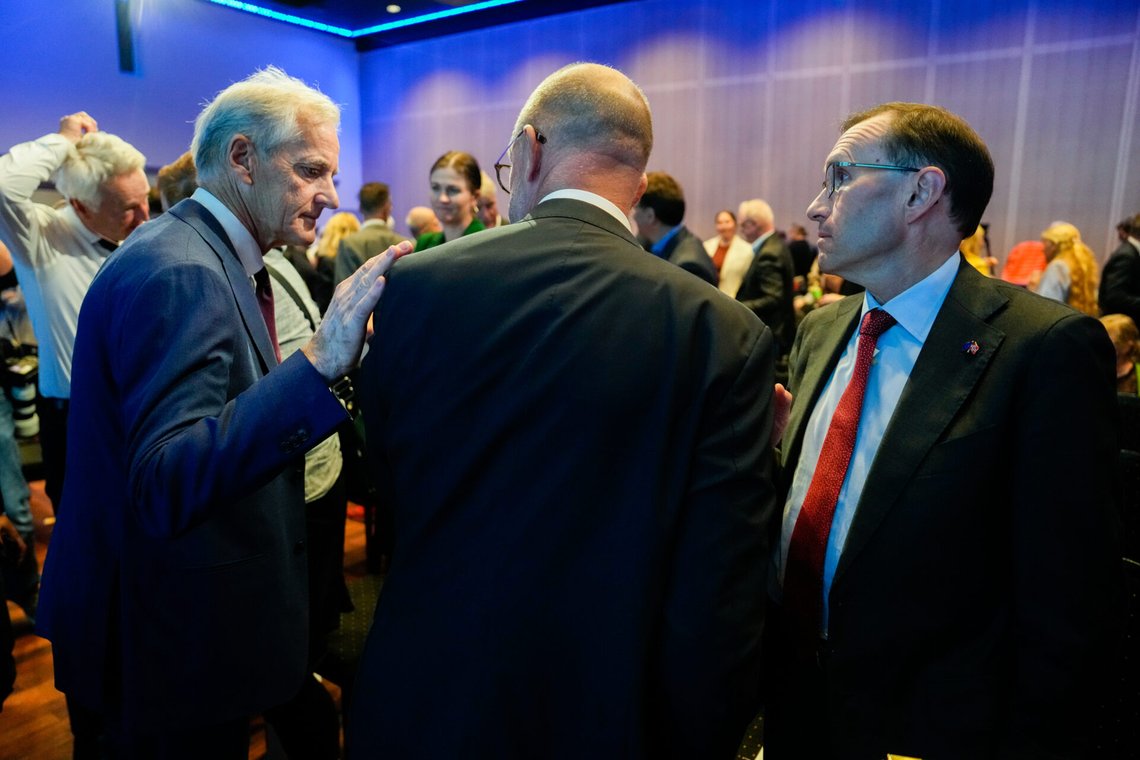 Italiens tidigare premiärminister Enrico Letta (med ryggen mot kamera) har inget kontor i EU, men har tillsammans med Mario Draghi skrivit en rapport om att stärka EU:s konkurrenskraft. Den 2 september var han i Norge för att berätta vad Støre och Barth Eide måste göra. Foto: Beate Oma Dahle / NTB Italiens tidigare premiärminister Enrico Letta (med ryggen mot kamera) har inget kontor i EU, men har tillsammans med Mario Draghi skrivit en rapport om att stärka EU:s konkurrenskraft. Den 2 september var han i Norge för att berätta vad Støre och Barth Eide måste göra. Foto: Beate Oma Dahle / NTB