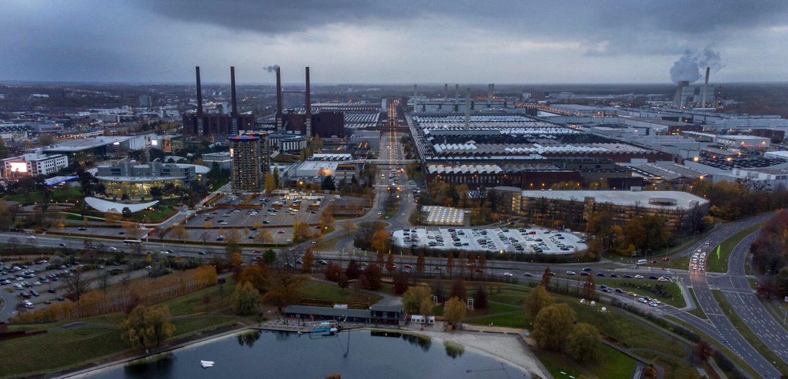 Vy över Volkswagen-fabriken i Wolfsburg i november 2021. Koncernen meddelade nyligen att VW-fabrikerna i Tyskland kan komma att stängas. Foto: Michael Sohn / AP / NTB Vy över Volkswagen-fabriken i Wolfsburg i november 2021. Koncernen meddelade nyligen att VW-fabrikerna i Tyskland kan komma att stängas. Foto: Michael Sohn / AP / NTB