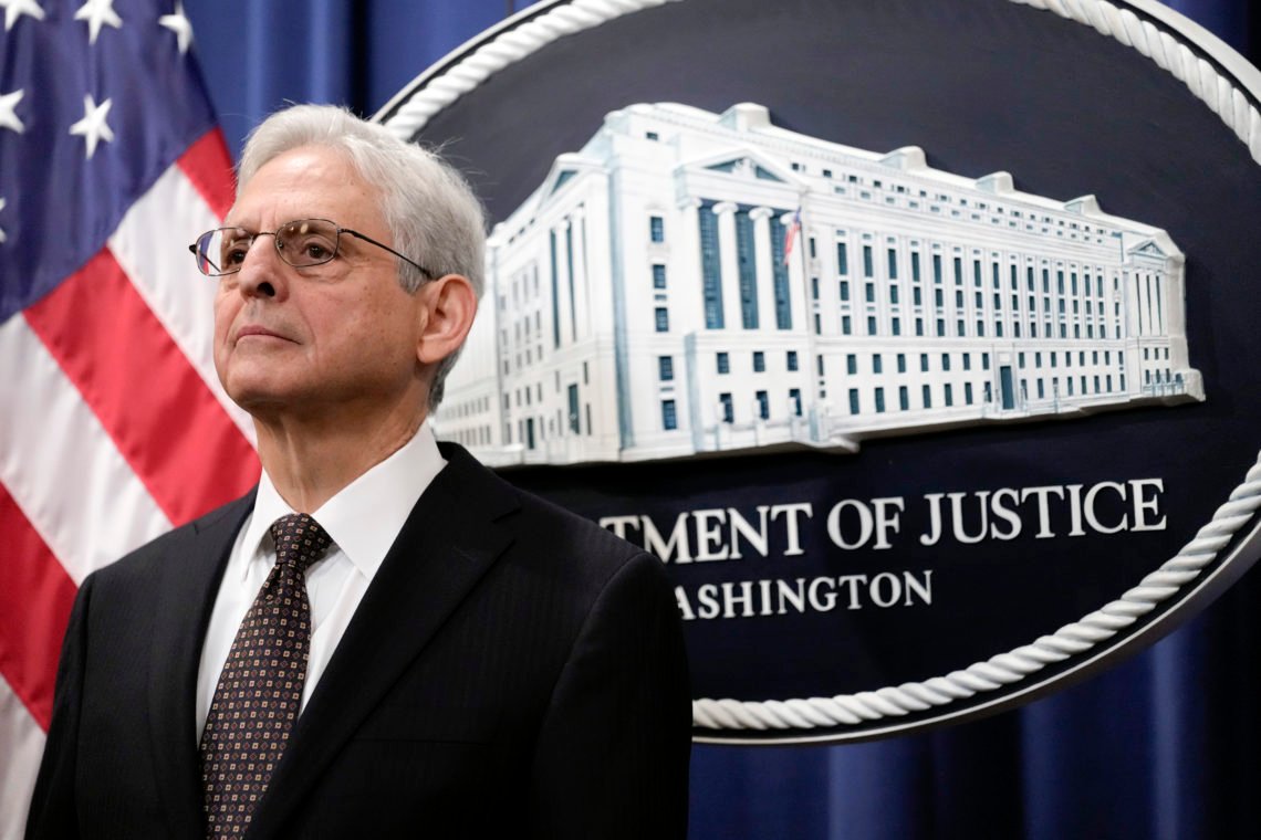 Justitieminister Merrick Garland lyssnar under en presskonferens vid justitiedepartementet i Washington, januari 2023. Foto: Carolyn Kaster / AP Photo Justitieminister Merrick Garland lyssnar under en presskonferens vid justitiedepartementet i Washington, januari 2023. Foto: Carolyn Kaster / AP Photo