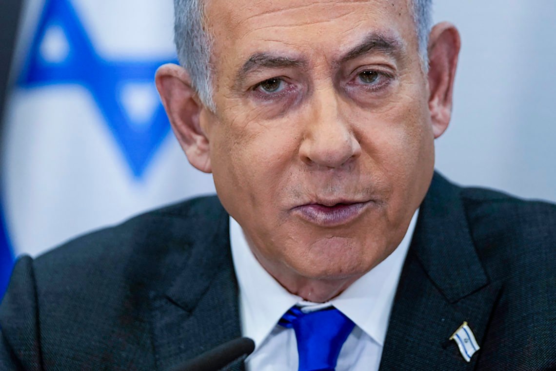 Flera är kritiska till Benjamin Netanyahu för att han valt att ta en paus i striderna i Gaza. Foto: Ohad Zwigenberg / AP Photo Flera är kritiska till Benjamin Netanyahu för att han valt att ta en paus i striderna i Gaza. Foto: Ohad Zwigenberg / AP Photo