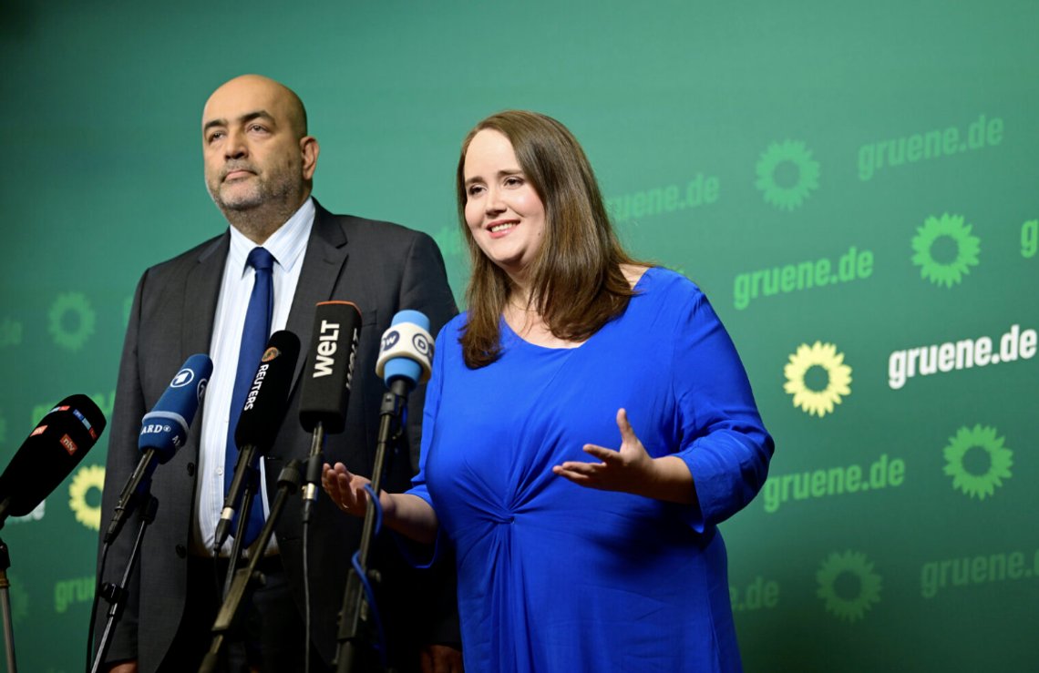 De båda ledarna för det tyska miljöpartiet, Ricarda Lang (30) och Omid Nouripour (49) avgick den 25 september. Foto: Fabian Sommer /dpa via AP/ NTB De båda ledarna för det tyska miljöpartiet, Ricarda Lang (30) och Omid Nouripour (49) avgick den 25 september. Foto: Fabian Sommer /dpa via AP/ NTB