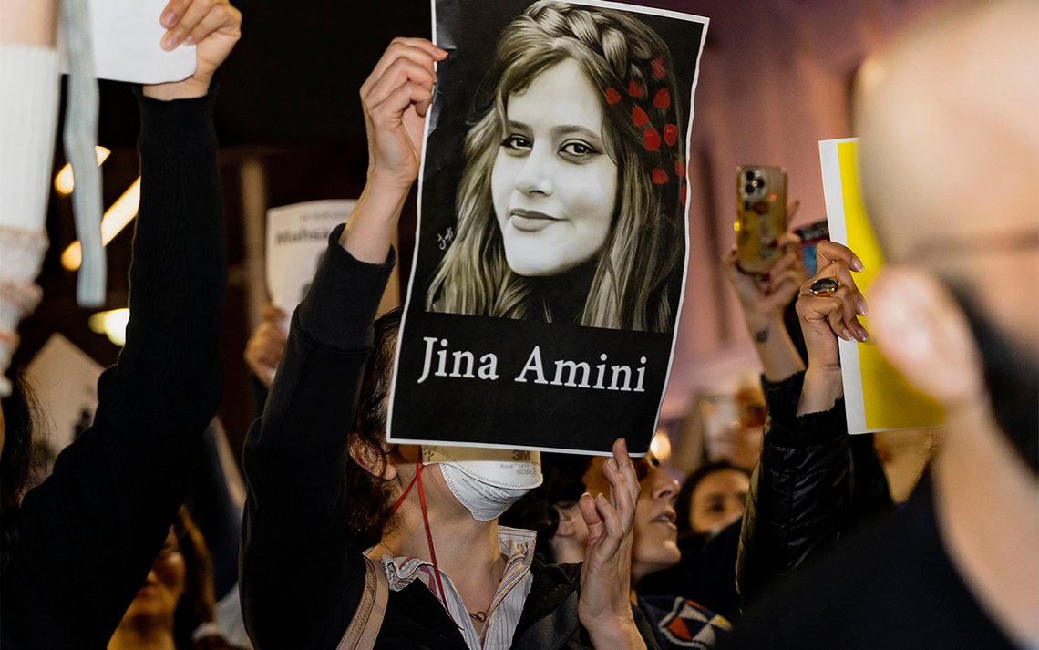 Tusentals människor har protesterat över hela världen i solidaritet med det iranska folket. Bilden är från Melbourne. På affischen Jina Mahsa Amini. Foto: Matt Hrkac CC BY 2.0 Tusentals människor har protesterat över hela världen i solidaritet med det iranska folket. Bilden är från Melbourne. På affischen Jina Mahsa Amini. Foto: Matt Hrkac CC BY 2.0