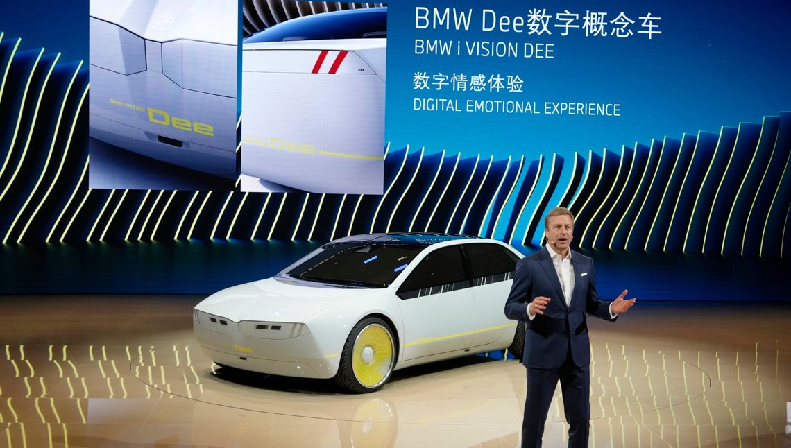 Den 18 april 2023, för exakt ett och ett halvt år sedan, presenterade BMW:s VD Oliver Zipse ett nytt elbilskoncept på Auto Shanghai i Kina. Nu har Zipses entusiasm för elbilar avtagit. Foto: Ng Han Guan / AP / NTB. Den 18 april 2023, för exakt ett och ett halvt år sedan, presenterade BMW:s VD Oliver Zipse ett nytt elbilskoncept på Auto Shanghai i Kina. Nu har Zipses entusiasm för elbilar avtagit. Foto: Ng Han Guan / AP / NTB.