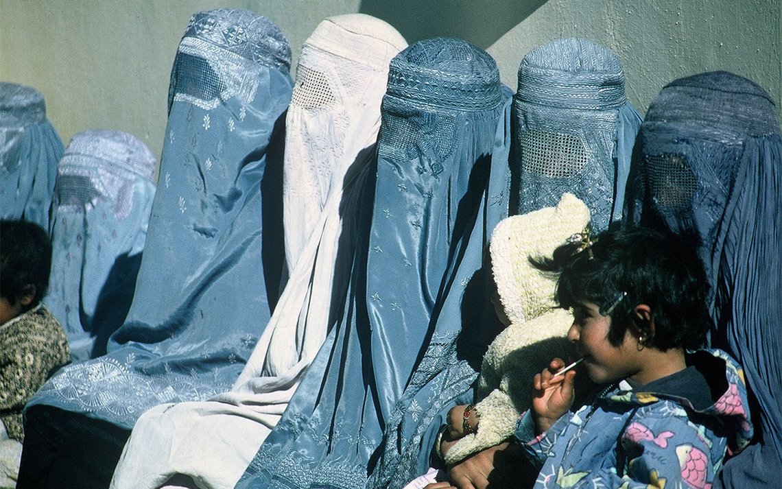 Afghanska kvinnor ska inte längre prata med varandra. Foto: Nitin Madhav (USAID) Afghanska kvinnor ska inte längre prata med varandra. Foto: Nitin Madhav (USAID)