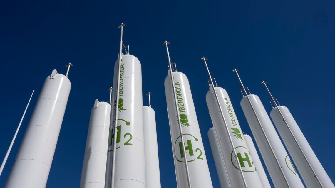 Vätgaslagringstankar vid energibolaget Iberdrolas vätgasanläggning i Puertollano, Spanien. Foto: Bernat Armangue / AP / NTB. Vätgaslagringstankar vid energibolaget Iberdrolas vätgasanläggning i Puertollano, Spanien. Foto: Bernat Armangue / AP / NTB.