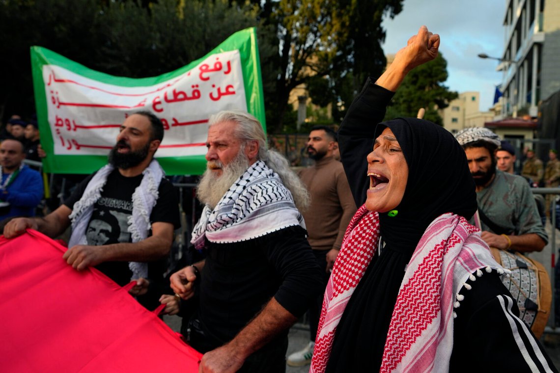 Aktivister under en protest som kräver länder att återuppta finansieringen av UNRWA och att stödja palestinier på Gazaremsan, nära EU:s högkvarter i Beirut, Libanon, 7 februari 2024. Foto: Bilal Hussein / AP Photo Aktivister under en protest som kräver länder att återuppta finansieringen av UNRWA och att stödja palestinier på Gazaremsan, nära EU:s högkvarter i Beirut, Libanon, 7 februari 2024. Foto: Bilal Hussein / AP Photo