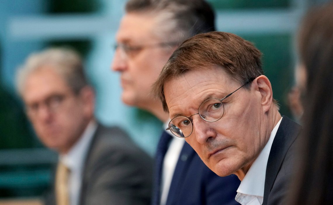 Från höger: Tysklands hälsominister Karl Lauterbach, Lothar H. Wieler från Robert Koch Institut och Andreas Gassen, representant för de tyska sjukförsäkringsläkarna, deltar i en presskonferens i Berlin, Tyskland, fredagen den 25 februari 2022 om coronavirus-pandemin i Tyskland. Foto: Michael Sohn / AP Foto Från höger: Tysklands hälsominister Karl Lauterbach, Lothar H. Wieler från Robert Koch Institut och Andreas Gassen, representant för de tyska sjukförsäkringsläkarna, deltar i en presskonferens i Berlin, Tyskland, fredagen den 25 februari 2022 om coronavirus-pandemin i Tyskland. Foto: Michael Sohn / AP Foto