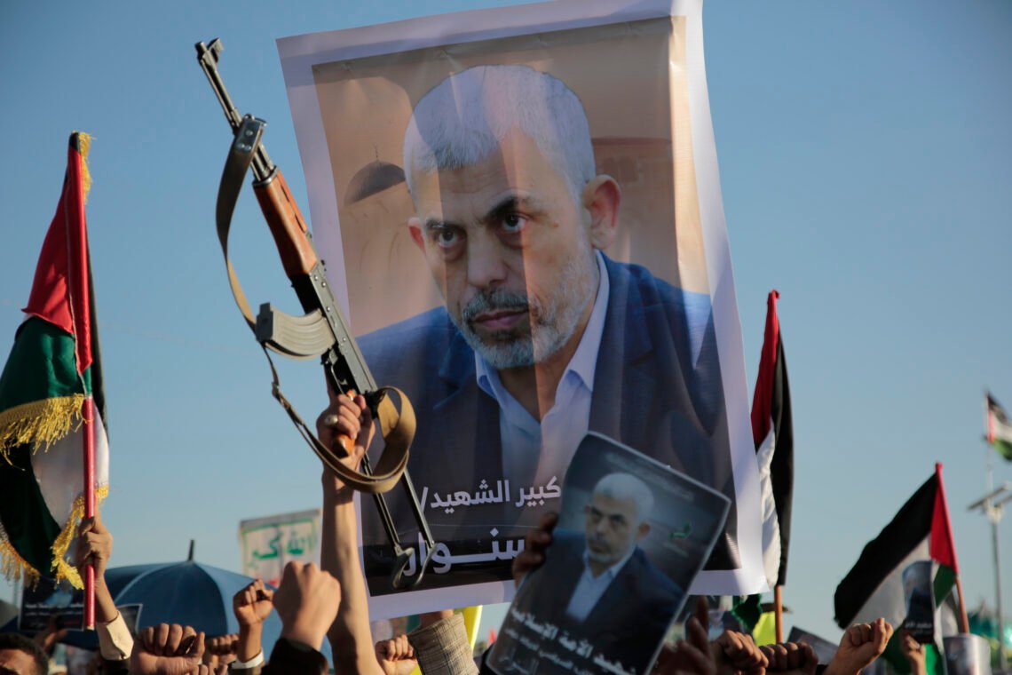 Houthi-anhängare lyfter upp en affisch av Hamasledaren Yahya Sinwar under en anti-israelisk demonstration i Sanaa, Jemen, 18 oktober 2024. Foto: Osamah Abdulrahman / AP Photo Houthi-anhängare lyfter upp en affisch av Hamasledaren Yahya Sinwar under en anti-israelisk demonstration i Sanaa, Jemen, 18 oktober 2024. Foto: Osamah Abdulrahman / AP Photo