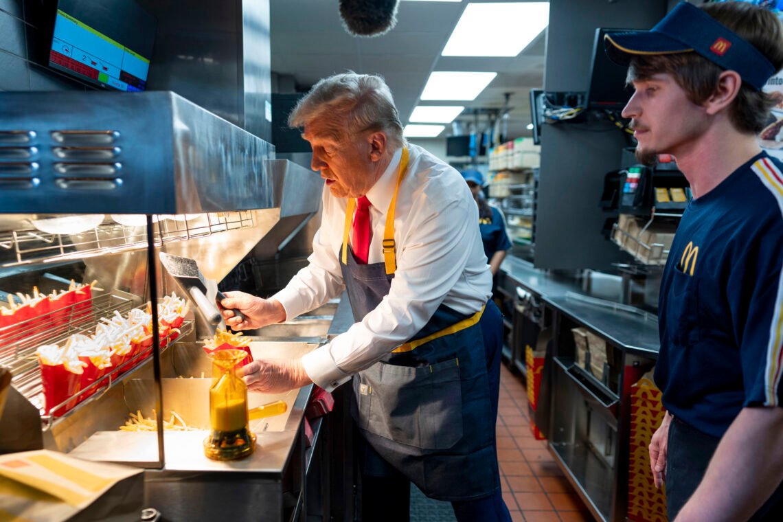 Den republikanske presidentkandidaten Donald Trump använder en fritös när en anställd tittar på under ett besök på McDonald's i Feasterville-Trevose, Pennsylvania, söndagen den 20 oktober 2024. Foto: Doug Mills/The New York Times/AP Photo Den republikanske presidentkandidaten Donald Trump använder en fritös när en anställd tittar på under ett besök på McDonald's i Feasterville-Trevose, Pennsylvania, söndagen den 20 oktober 2024. Foto: Doug Mills/The New York Times/AP Photo