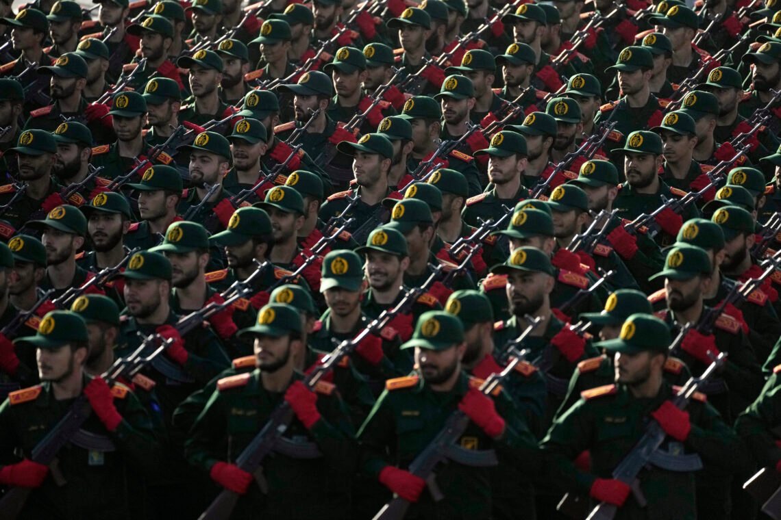 Revolutionsgardet i Iran utgör elitstyrkorna hos USA:s verkliga fiende i Mellanöstern. Både USA och Europa borde dra fördel av IDF:s framgångar och en gång för alla slå hårt mot Iran. Foto: Vahid Salemi / AP Photo / NTB Revolutionsgardet i Iran utgör elitstyrkorna hos USA:s verkliga fiende i Mellanöstern. Både USA och Europa borde dra fördel av IDF:s framgångar och en gång för alla slå hårt mot Iran. Foto: Vahid Salemi / AP Photo / NTB