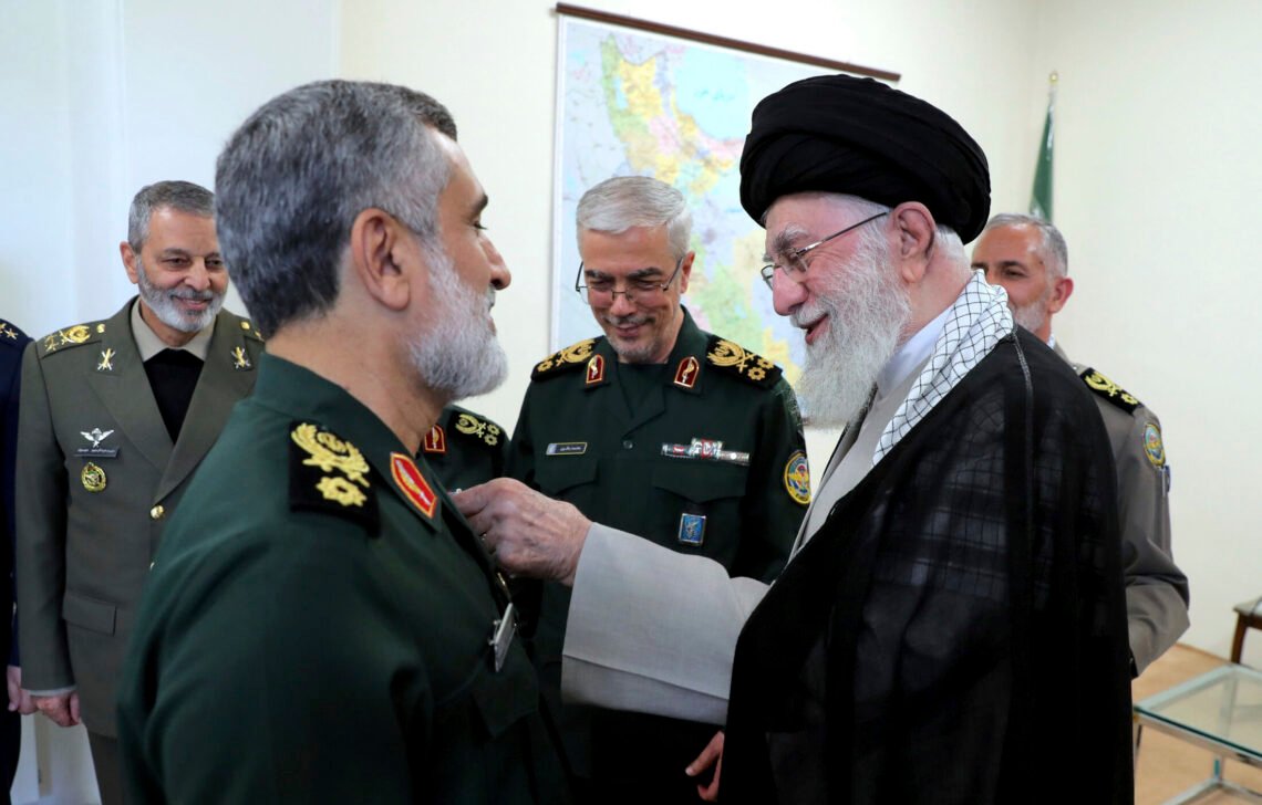 Högste ledaren Ayatollah Ali Khamenei belönar revolutionsgardets flygdivisionschef general Amir Ali Hajizadeh med Fath-hedersmedaljen vid en ceremoni i Teheran, Iran, den 6 oktober 2024. Foto: Irans högste ledares kontor / AP Photo Högste ledaren Ayatollah Ali Khamenei belönar revolutionsgardets flygdivisionschef general Amir Ali Hajizadeh med Fath-hedersmedaljen vid en ceremoni i Teheran, Iran, den 6 oktober 2024. Foto: Irans högste ledares kontor / AP Photo