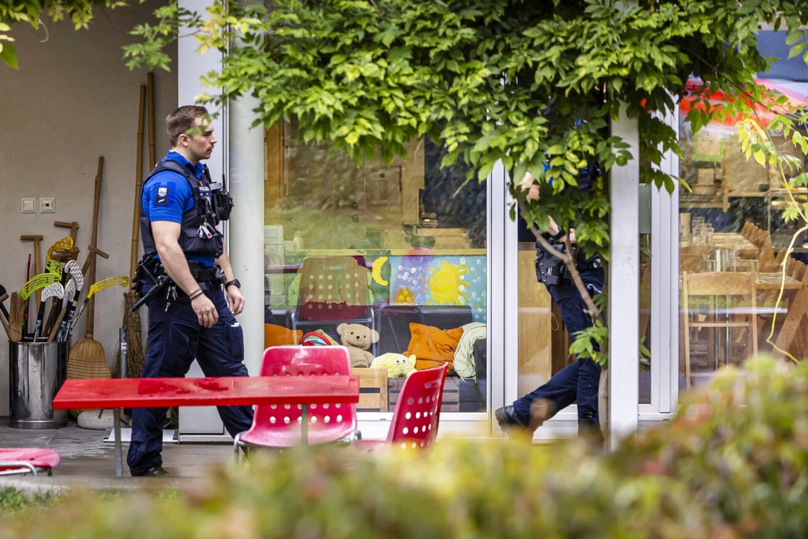 Schweizisk polis utanför ett dagis i stadsdelen Oerlikon i Zürich den 1 oktober 2024. Foto: Michael Buholzer / Keystone via AP Photo / NTB Schweizisk polis utanför ett dagis i stadsdelen Oerlikon i Zürich den 1 oktober 2024. Foto: Michael Buholzer / Keystone via AP Photo / NTB