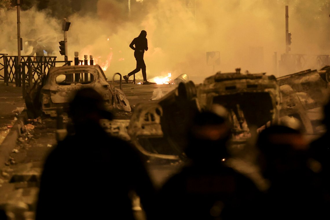 En demonstrant springer unnder den tredje natten av protester som utlöstes av att polisen sköt en 17-årig bilförare till döds i Parisförorten Nanterre, Frankrike, den 30 juni 2023. Foto: Aurelien Morissard / AP Photo En demonstrant springer unnder den tredje natten av protester som utlöstes av att polisen sköt en 17-årig bilförare till döds i Parisförorten Nanterre, Frankrike, den 30 juni 2023. Foto: Aurelien Morissard / AP Photo