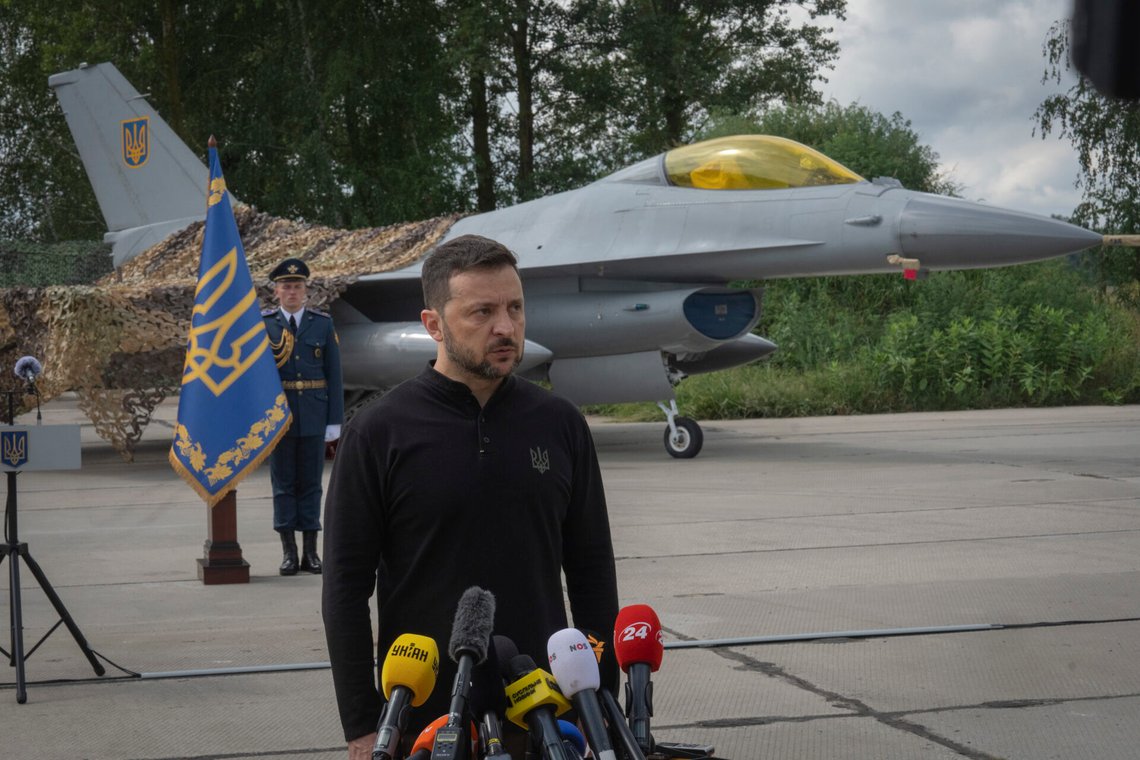 Volodomyr Zelenskyj poserar framför ett F-16 stridsflygplan som Ukraina har fått från väst. Men om stödet ska fortsätta måste Kiev bekämpa den omfattande korruption som präglar landet. Foto: AP /Efrem Lukatsky/ NTB Volodomyr Zelenskyj poserar framför ett F-16 stridsflygplan som Ukraina har fått från väst. Men om stödet ska fortsätta måste Kiev bekämpa den omfattande korruption som präglar landet. Foto: AP /Efrem Lukatsky/ NTB