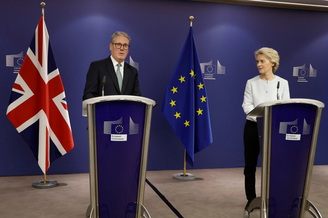 Storbritanniens premiärminister Keir Starmer vill hellre vara vän med EU än med Israel. Här i ett möte med EU-kommissionens ordförande Ursula von der Leyen den 2 oktober. Foto: Omar Havana / AP / NTB Storbritanniens premiärminister Keir Starmer vill hellre vara vän med EU än med Israel. Här i ett möte med EU-kommissionens ordförande Ursula von der Leyen den 2 oktober. Foto: Omar Havana / AP / NTB