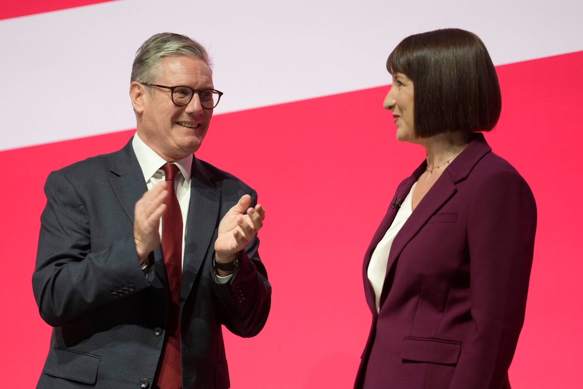 Storbritanniens premiärminister Keir Starmer applåderar sin finansminister Rachel Reeves efter hennes tal på Labourpartiets konferens i Liverpool i september. Det är inte många andra som ser någon anledning att applådera. Foto: AP /Jon Super/ NTB Storbritanniens premiärminister Keir Starmer applåderar sin finansminister Rachel Reeves efter hennes tal på Labourpartiets konferens i Liverpool i september. Det är inte många andra som ser någon anledning att applådera. Foto: AP /Jon Super/ NTB