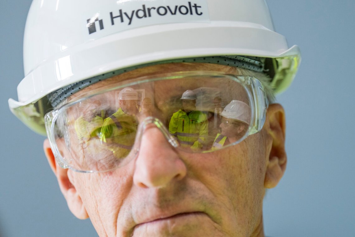 Norges statsminister Jonas Gahr Støre besöker Hydrovolts nya produktionslinje för återvinning av batterier i Fredrikstad. Hydrovolt är en ledande aktör inom återvinning av batteripaket från elbilar och industribatterier, och engagerar sig i en hållbar cirkulär ekonomi för att minska miljöpåverkan från använda batterier. Foto: Fredrik Varfjell / NTB Norges statsminister Jonas Gahr Støre besöker Hydrovolts nya produktionslinje för återvinning av batterier i Fredrikstad. Hydrovolt är en ledande aktör inom återvinning av batteripaket från elbilar och industribatterier, och engagerar sig i en hållbar cirkulär ekonomi för att minska miljöpåverkan från använda batterier. Foto: Fredrik Varfjell / NTB