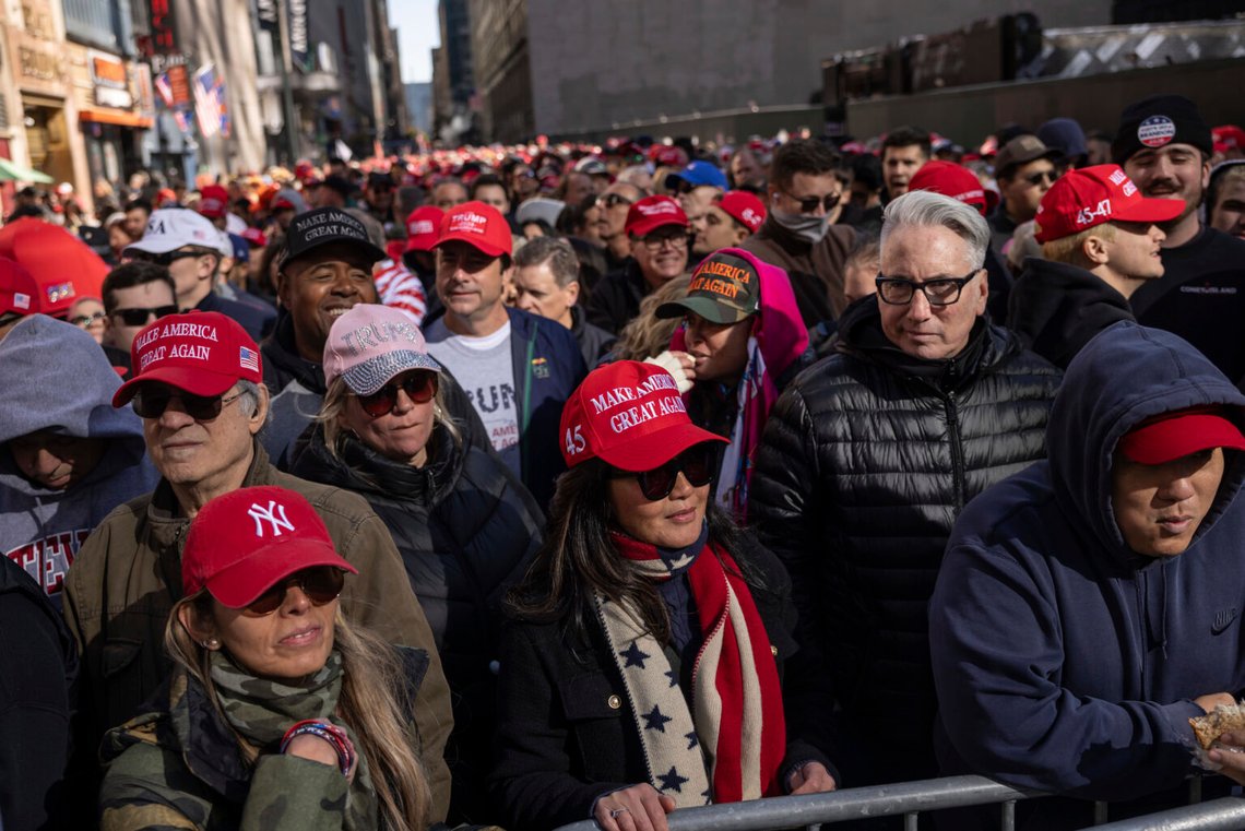 Anhängare av den republikanske presidentkandidaten Donald Trump samlas för hans kampanjmöte utanför Madison Square Garden söndagen den okt. 27, 2024, i New York. Foto: Yuki Iwamura / AP Photo Anhängare av den republikanske presidentkandidaten Donald Trump samlas för hans kampanjmöte utanför Madison Square Garden söndagen den okt. 27, 2024, i New York. Foto: Yuki Iwamura / AP Photo