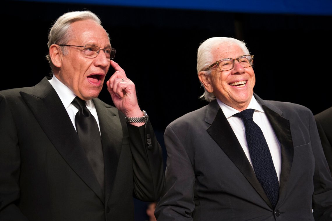 Bob Woodward, till vänster, och Carl Bernstein vid Vita husets korrespondentmiddag i Washington. Mer än 40 år efter att de blev världens mest kända journalistduo skapar Bob Woodward och Carl Bernstein fortfarande nyheter. Bernstein var en av tre CNN-reportrar som i förra veckan avslöjade den tidigare Donald Trump-advokaten Michael Cohens påstående att Trump hade förhandskunskap om mötet i juni 2016 mellan företrädare för hans kampanj och ryska tjänstemän. Tisdagen den 31 juli 2018 var Woodwards kommande bok Fear: Inside the Trump White House nr 1 på Amazon.com. Foto: Cliff Owen / AP Photo Bob Woodward, till vänster, och Carl Bernstein vid Vita husets korrespondentmiddag i Washington. Mer än 40 år efter att de blev världens mest kända journalistduo skapar Bob Woodward och Carl Bernstein fortfarande nyheter. Bernstein var en av tre CNN-reportrar som i förra veckan avslöjade den tidigare Donald Trump-advokaten Michael Cohens påstående att Trump hade förhandskunskap om mötet i juni 2016 mellan företrädare för hans kampanj och ryska tjänstemän. Tisdagen den 31 juli 2018 var Woodwards kommande bok Fear: Inside the Trump White House nr 1 på Amazon.com. Foto: Cliff Owen / AP Photo