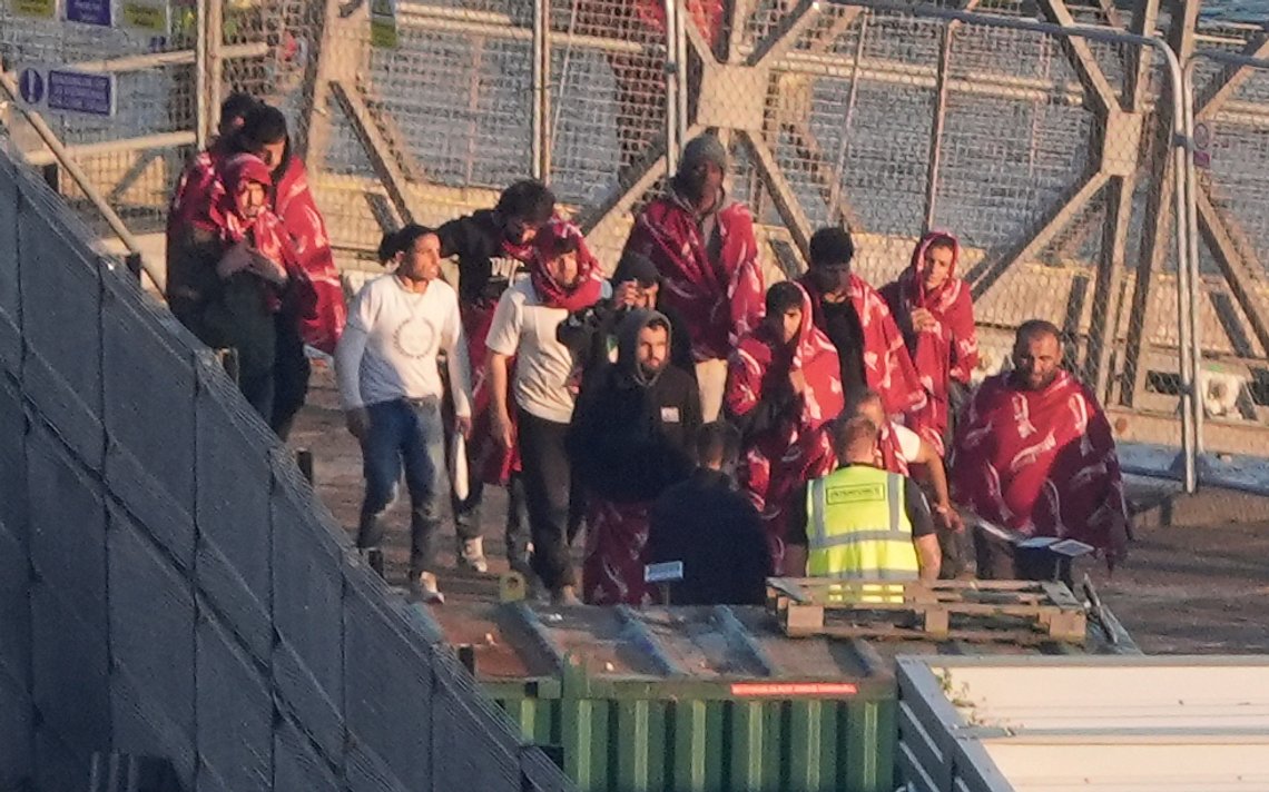 Ytterligare en last med båtmigranter anlände till Dover i helgen. Statistiskt sett är förmodligen fler av dem från Albanien. Foto: Gareth Fuller /PA via AP/ NTB Ytterligare en last med båtmigranter anlände till Dover i helgen. Statistiskt sett är förmodligen fler av dem från Albanien. Foto: Gareth Fuller /PA via AP/ NTB