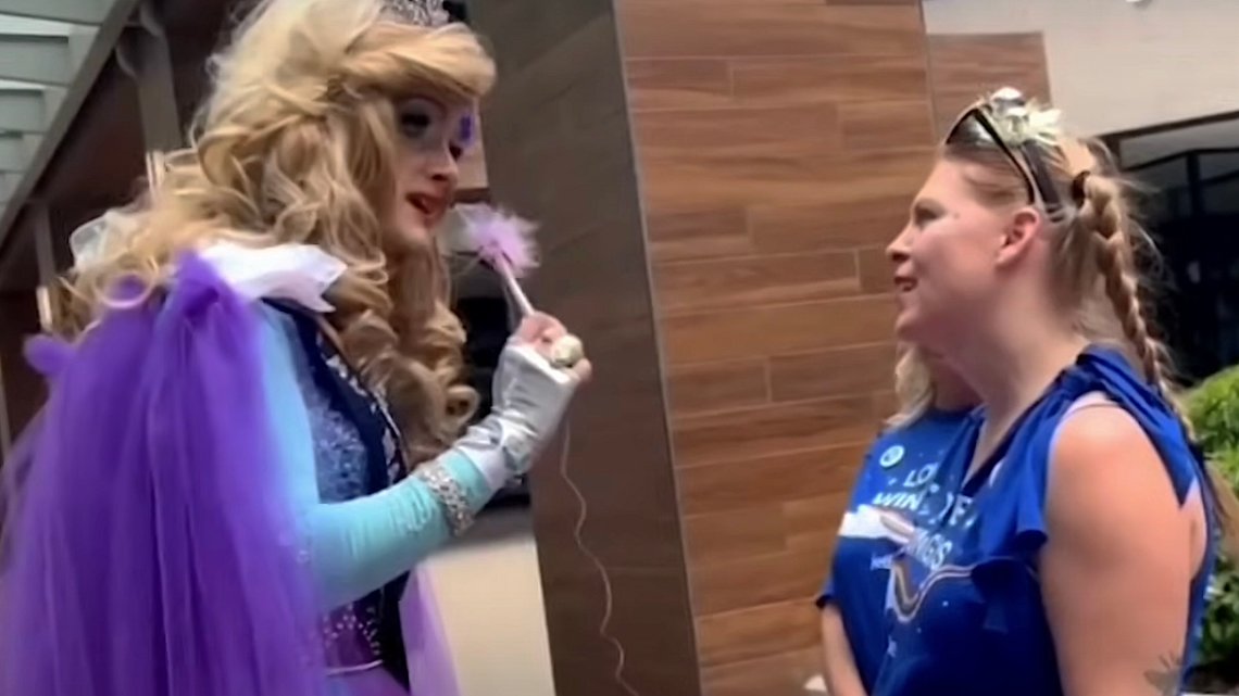 En konservativ dragqueen som kallar sig Lady Maga USA intervjuar en aktivist som tillhör Queers for Palestine. Foto: Skärmdump Sky News Australia / YouTube. En konservativ dragqueen som kallar sig Lady Maga USA intervjuar en aktivist som tillhör Queers for Palestine. Foto: Skärmdump Sky News Australia / YouTube.