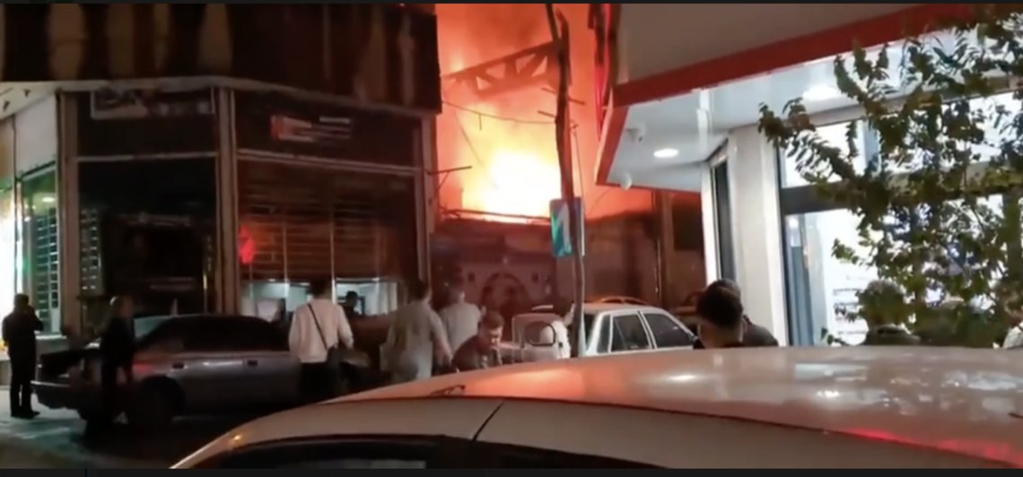Den första som attackerades var det iranska försvarsministeriet i Teheran. Det brann vid 0130-tiden i natt. Då visste hela Iran att attacken var på gång. Basji-miliser är utplacerade över hela landet. Regimen fruktar uppror i kölvattnet av en attack. Den första som attackerades var det iranska försvarsministeriet i Teheran. Det brann vid 0130-tiden i natt. Då visste hela Iran att attacken var på gång. Basji-miliser är utplacerade över hela landet. Regimen fruktar uppror i kölvattnet av en attack.