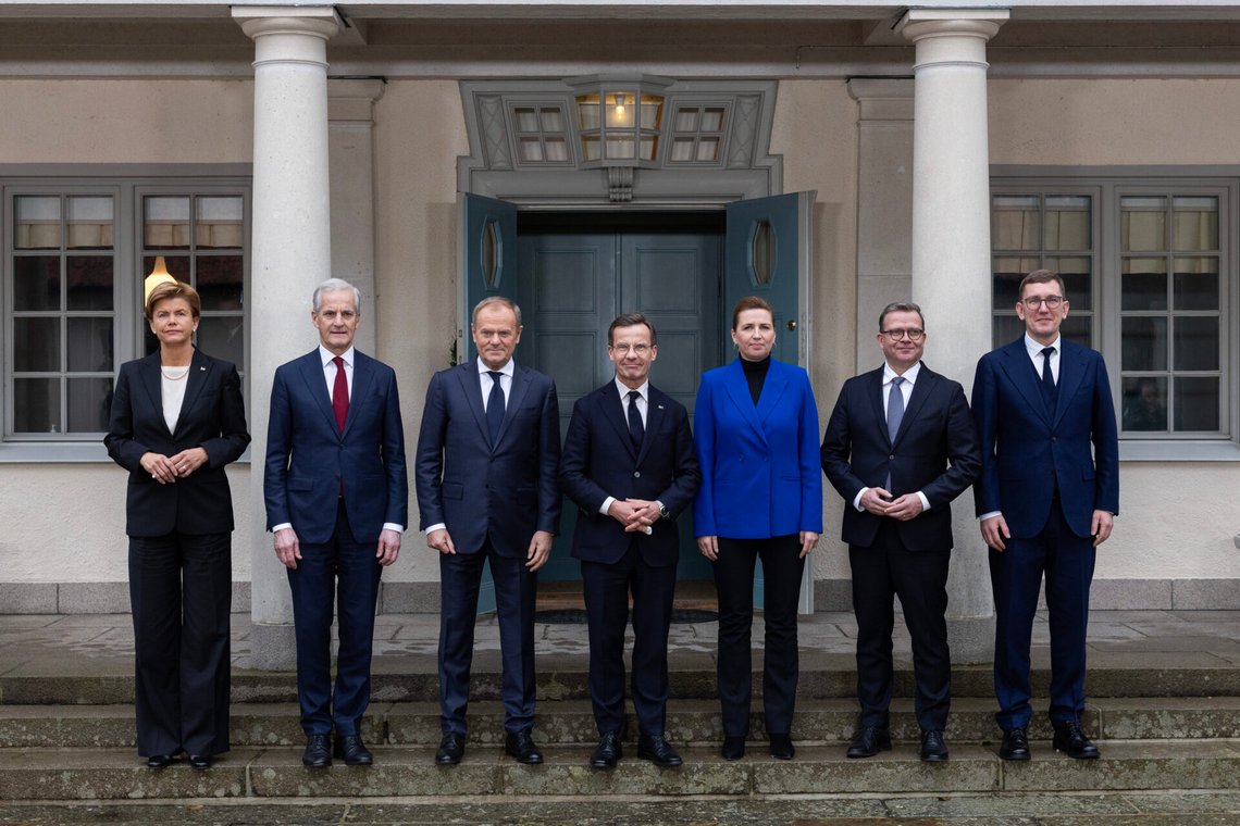 Lettlands utrikesminister Baiba Braže, Norges statsminister Jonas Gahr Støre, Polens statsminister Donald Tusk, Sveriges statsminister Ulf Kristersson, Danmarks statsminister Mette Frederiksen, Finlands statsminister Petteri Orpo och Estlands statsminister Kristen Michal.
Foto: Magnus Liljegren / Government offices of Sweden, pressbild Lettlands utrikesminister Baiba Braže, Norges statsminister Jonas Gahr Støre, Polens statsminister Donald Tusk, Sveriges statsminister Ulf Kristersson, Danmarks statsminister Mette Frederiksen, Finlands statsminister Petteri Orpo och Estlands statsminister Kristen Michal.
Foto: Magnus Liljegren / Government offices of Sweden, pressbild