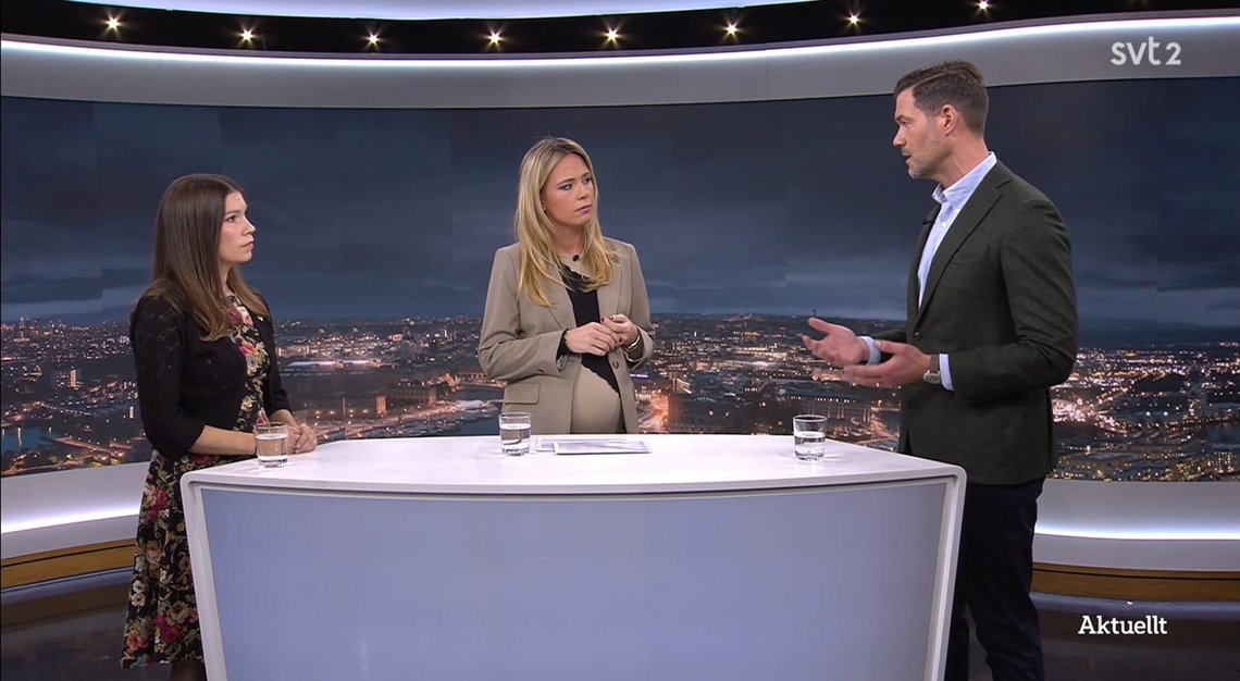 Annika Hirvonen (MP) mötte migrationsminister Johan Forssell (M) i Aktuellt. Foto: Skärmdump SVT Annika Hirvonen (MP) mötte migrationsminister Johan Forssell (M) i Aktuellt. Foto: Skärmdump SVT