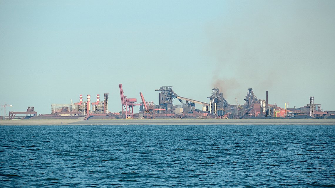 ArcelorMittal Dunkerque. Foto: Franz-Josef Molitor / Wikimedia Commons (cc by 2.0). ArcelorMittal Dunkerque. Foto: Franz-Josef Molitor / Wikimedia Commons (cc by 2.0).