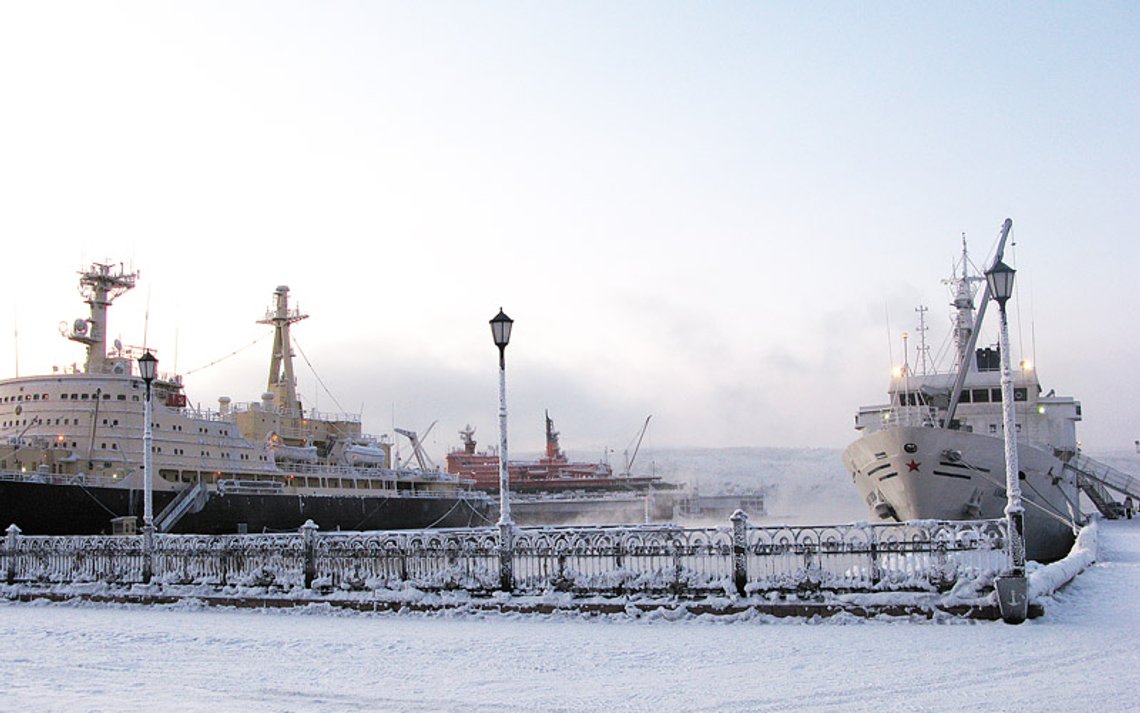 Vinterbild från hamnen i Murmansk där olja exporteras från Ryssland till Kina via den norra sjövägen. Nu ökar även Kinas maritima närvaro i Arktis. Foto: Anna / Wikimedia Commons (cc by 2.0). Vinterbild från hamnen i Murmansk där olja exporteras från Ryssland till Kina via den norra sjövägen. Nu ökar även Kinas maritima närvaro i Arktis. Foto: Anna / Wikimedia Commons (cc by 2.0).
