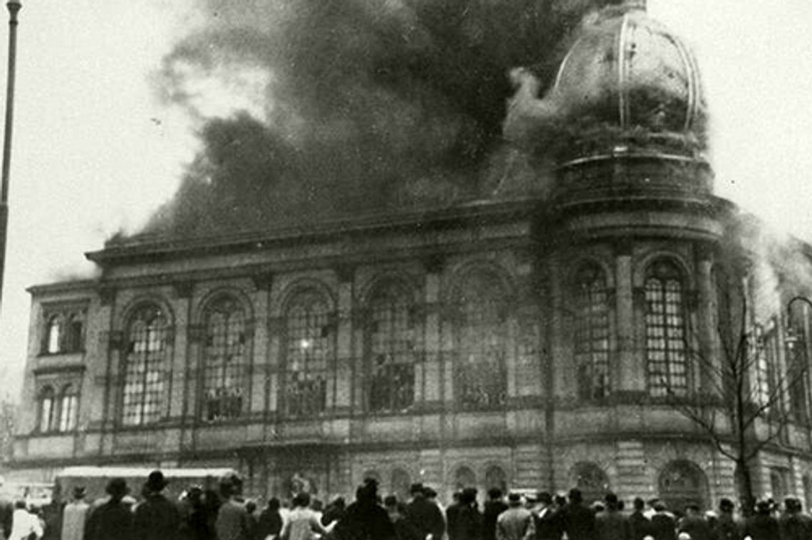 Synagogan på Börnerplatz i Frankfurt am Main sattes i brand av en nazistmobb natten mellan den 8 och 10 november 1938. Foto: Wikimedia commons Synagogan på Börnerplatz i Frankfurt am Main sattes i brand av en nazistmobb natten mellan den 8 och 10 november 1938. Foto: Wikimedia commons