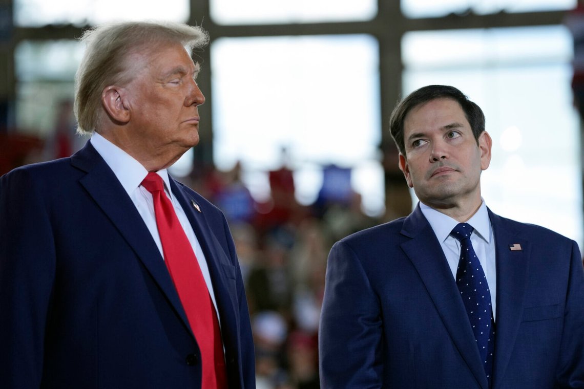 Den republikanske presidentkandidaten Donald Trump talar med senator Marco Rubio, under ett kampanjmöte på J.S. Dorton Arena, 4 november 2024, i Raleigh, N.C. Foto: Evan Vucci / AP Photo Den republikanske presidentkandidaten Donald Trump talar med senator Marco Rubio, under ett kampanjmöte på J.S. Dorton Arena, 4 november 2024, i Raleigh, N.C. Foto: Evan Vucci / AP Photo