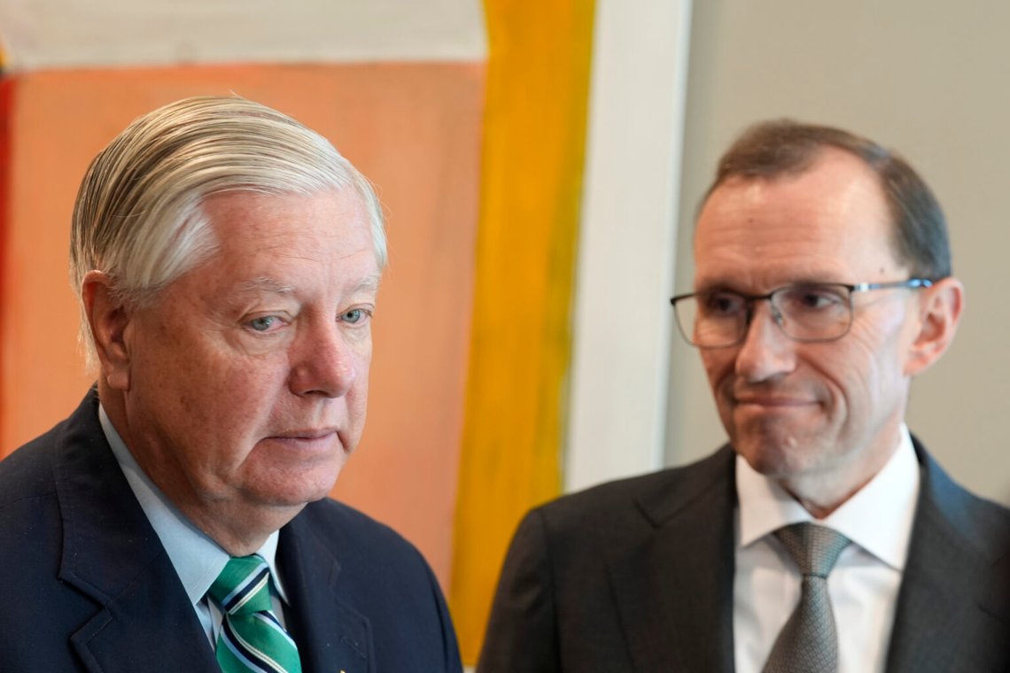 Norges utrikesminister Espen Barth Eide träffar den amerikanska republikanen Lindsey Graham för ett samtal på UD i Oslo. Foto: Terje Pedersen / NTB Norges utrikesminister Espen Barth Eide träffar den amerikanska republikanen Lindsey Graham för ett samtal på UD i Oslo. Foto: Terje Pedersen / NTB