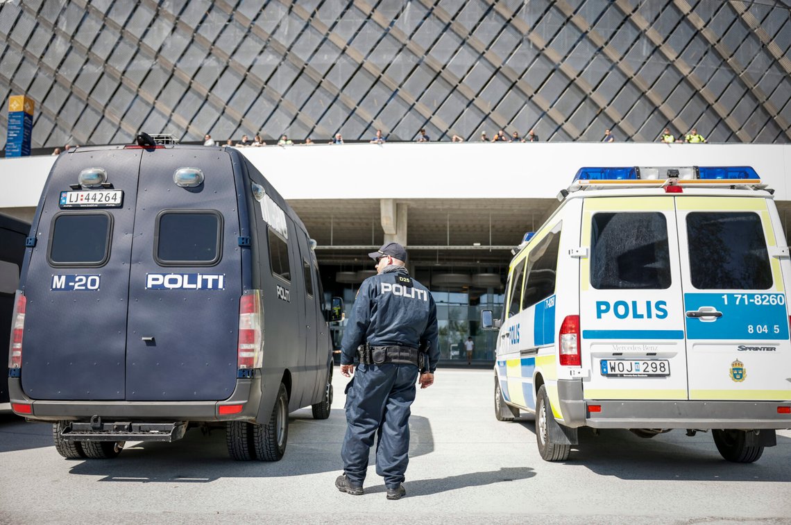 Arkivbild från 2023. Norsk polis utanför arenan inför fotbollsmatchen mellan Hammarby IF och Djurgårdens IF på Tele2 Arena, där ett 20-tal norska poliser arbetade under svenskt befäl. Förstärkningen var en del av ett samarbete mellan polismyndigheter i Norden. Foto: Christine Olsson, TT / NTB. Arkivbild från 2023. Norsk polis utanför arenan inför fotbollsmatchen mellan Hammarby IF och Djurgårdens IF på Tele2 Arena, där ett 20-tal norska poliser arbetade under svenskt befäl. Förstärkningen var en del av ett samarbete mellan polismyndigheter i Norden. Foto: Christine Olsson, TT / NTB.