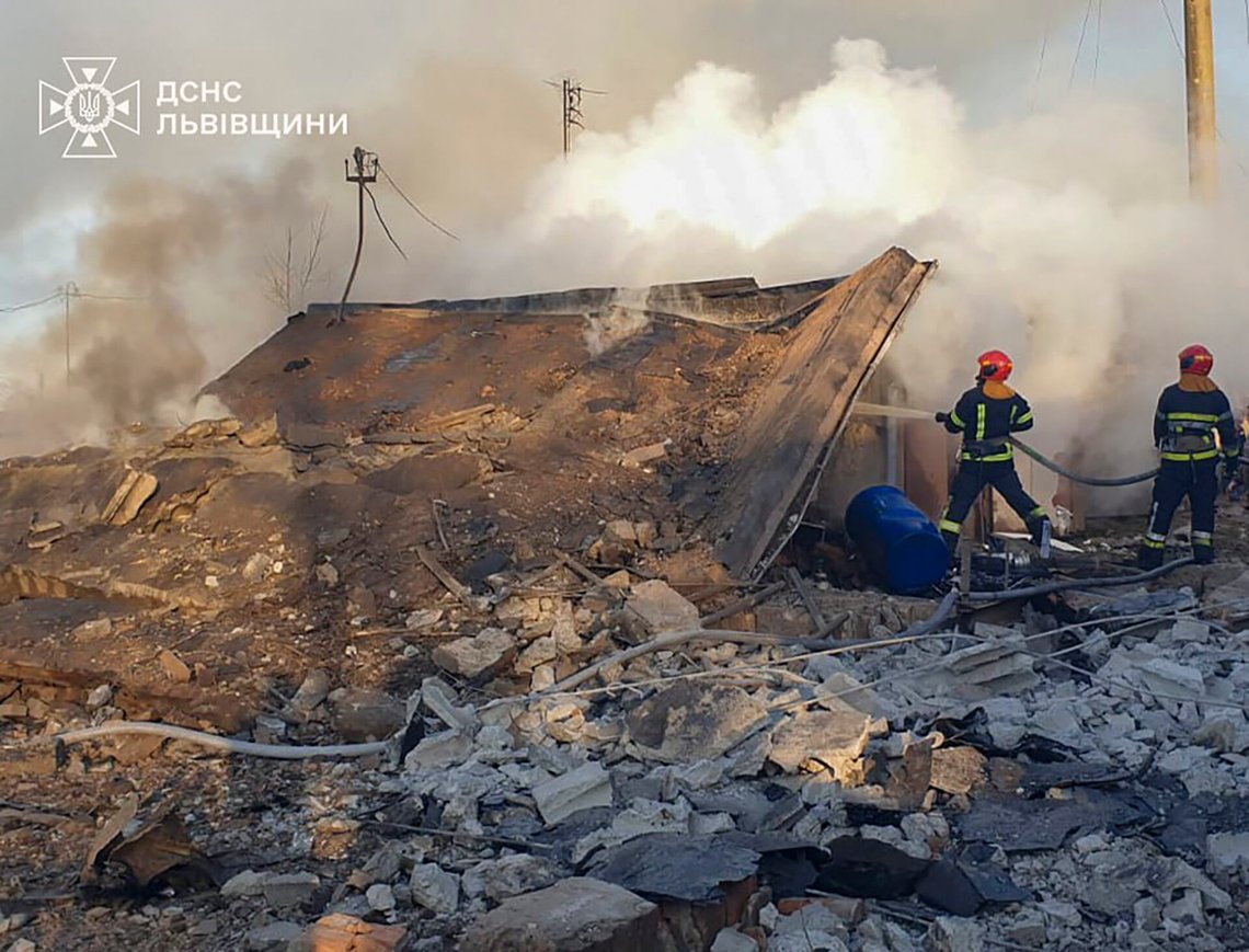 Brandmän släcker en brand efter en rysk raketattack mot Lviv i västra Ukraina. Foto: Ukrainsk räddningstjänst / AP / NTB Brandmän släcker en brand efter en rysk raketattack mot Lviv i västra Ukraina. Foto: Ukrainsk räddningstjänst / AP / NTB