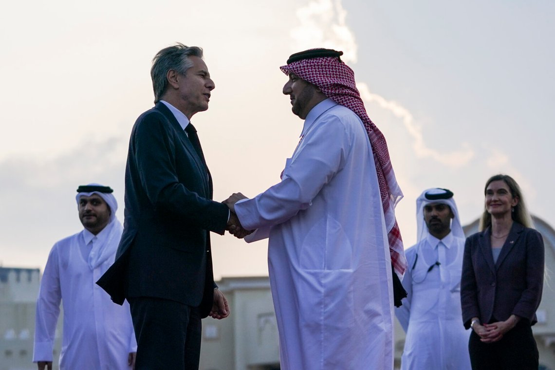 USA:s utrikesminister Antony Blinken följdes till flygplatsen av diplomaten Ibrahim Fakhroo när han lämnade Doha efter sitt tidigare besök i Qatar i slutet av oktober. Foto: Nathan Howard / Pool Foto via AP Photo / NTB USA:s utrikesminister Antony Blinken följdes till flygplatsen av diplomaten Ibrahim Fakhroo när han lämnade Doha efter sitt tidigare besök i Qatar i slutet av oktober. Foto: Nathan Howard / Pool Foto via AP Photo / NTB