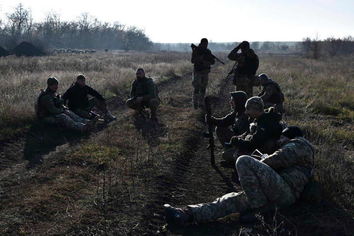 Ukrainska soldater vilar under en träning vid en polygon i Zaporizhzhia-regionen, Ukraina, 19 november 2024. Foto: Andriy Andriyenko / Ukraine's 65th Mechanized Brigade / AP Photo Ukrainska soldater vilar under en träning vid en polygon i Zaporizhzhia-regionen, Ukraina, 19 november 2024. Foto: Andriy Andriyenko / Ukraine's 65th Mechanized Brigade / AP Photo