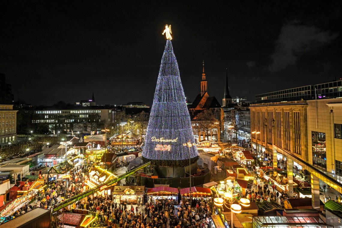 Granen tänds vid invigningen av julmarknaden i Dortmund den 25 november 2024. Foto: Martin Meissner / AP / NTB Granen tänds vid invigningen av julmarknaden i Dortmund den 25 november 2024. Foto: Martin Meissner / AP / NTB