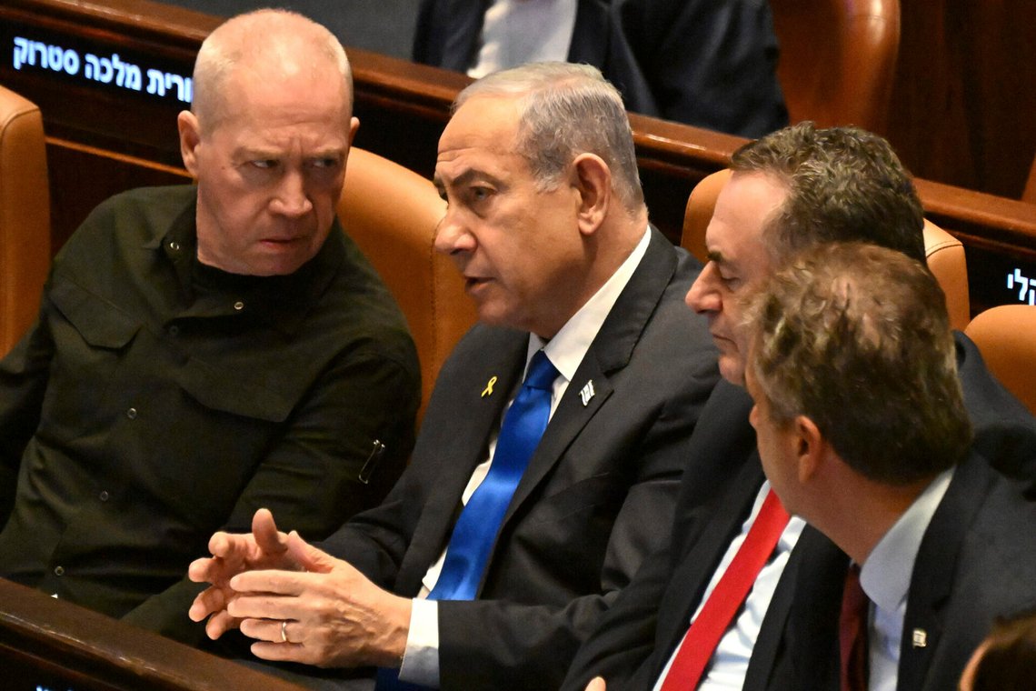 Benjamin Netanyahu och Yoav Gallant samtalar under invigningen av Knesset i Jerusalem den 28 oktober 2024. Foto: Debbie Hill / Pool via AP / NTB Benjamin Netanyahu och Yoav Gallant samtalar under invigningen av Knesset i Jerusalem den 28 oktober 2024. Foto: Debbie Hill / Pool via AP / NTB