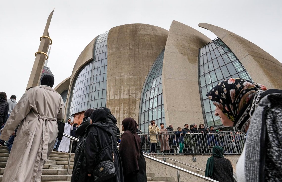 Muslimer strömmar till Ditib-moskén i Köln efter den första uppmaningen till böne i staden den 14 oktober 2022. Foto: Martin Meissner / AP / NTB Muslimer strömmar till Ditib-moskén i Köln efter den första uppmaningen till böne i staden den 14 oktober 2022. Foto: Martin Meissner / AP / NTB