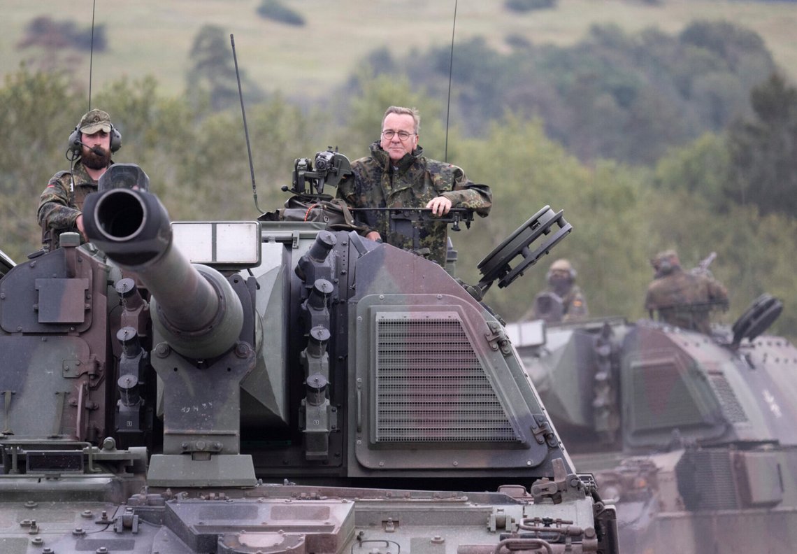 Tysklands försvarsminister Boris Pistorius kör stridsvagn under ett besök på Bundeswehrs artilleriskola i Idar-Oberstein den 16 september 2024. Foto: Boris Roessler / DPA / AP Photo / NTB Tysklands försvarsminister Boris Pistorius kör stridsvagn under ett besök på Bundeswehrs artilleriskola i Idar-Oberstein den 16 september 2024. Foto: Boris Roessler / DPA / AP Photo / NTB