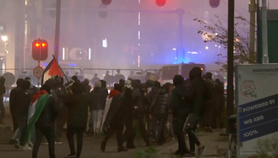 Det var judarnas eget fel att de blev attackerade i Amsterdam. Denna attityd sprider sig bland den woke vänstern i Europa. Foto: RTL Nieuws/ AP/ NTB Det var judarnas eget fel att de blev attackerade i Amsterdam. Denna attityd sprider sig bland den woke vänstern i Europa. Foto: RTL Nieuws/ AP/ NTB