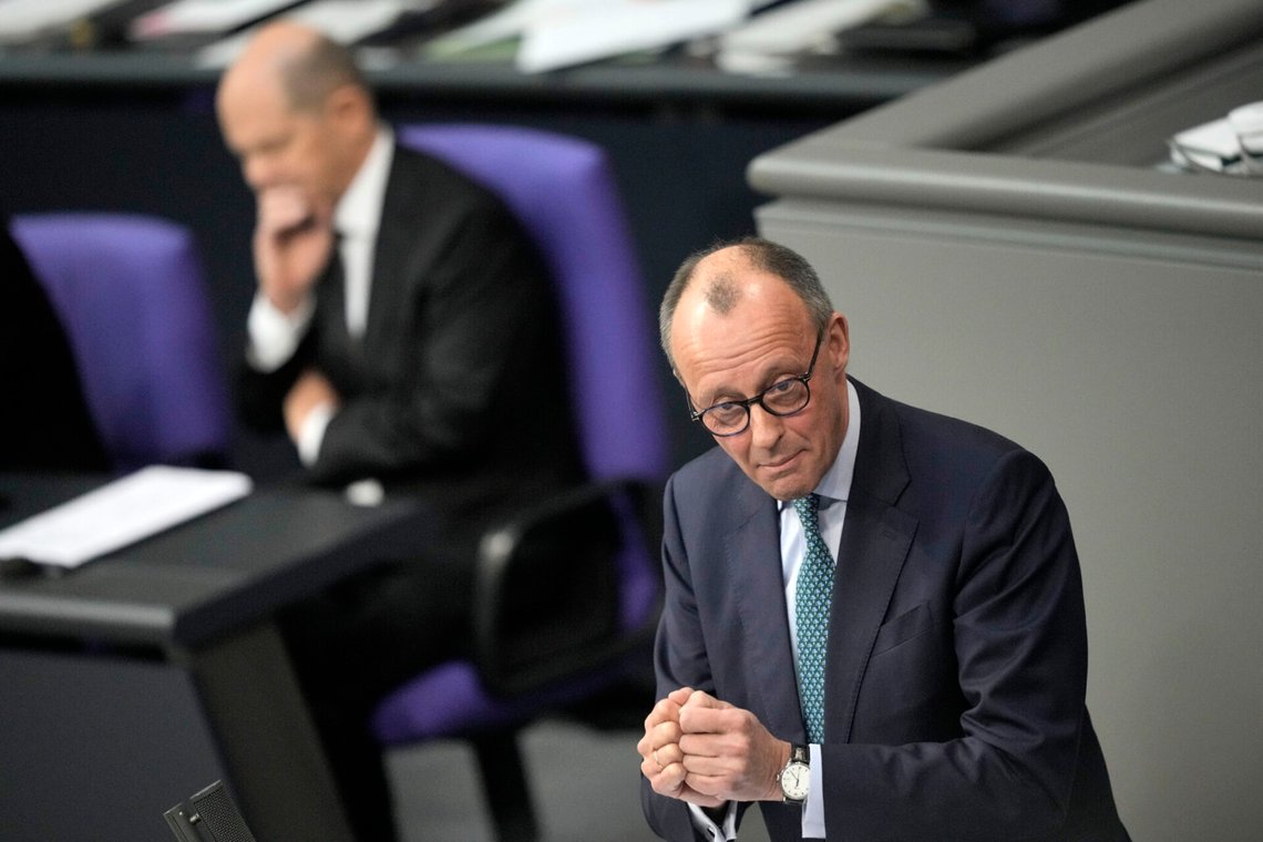 Friedrich Merz talar medan Olaf Scholz lyssnar i förbundsdagen i Berlin den 31 januari 2024. Foto: Ebrahim Noroozi / AP Photo / NTB Friedrich Merz talar medan Olaf Scholz lyssnar i förbundsdagen i Berlin den 31 januari 2024. Foto: Ebrahim Noroozi / AP Photo / NTB