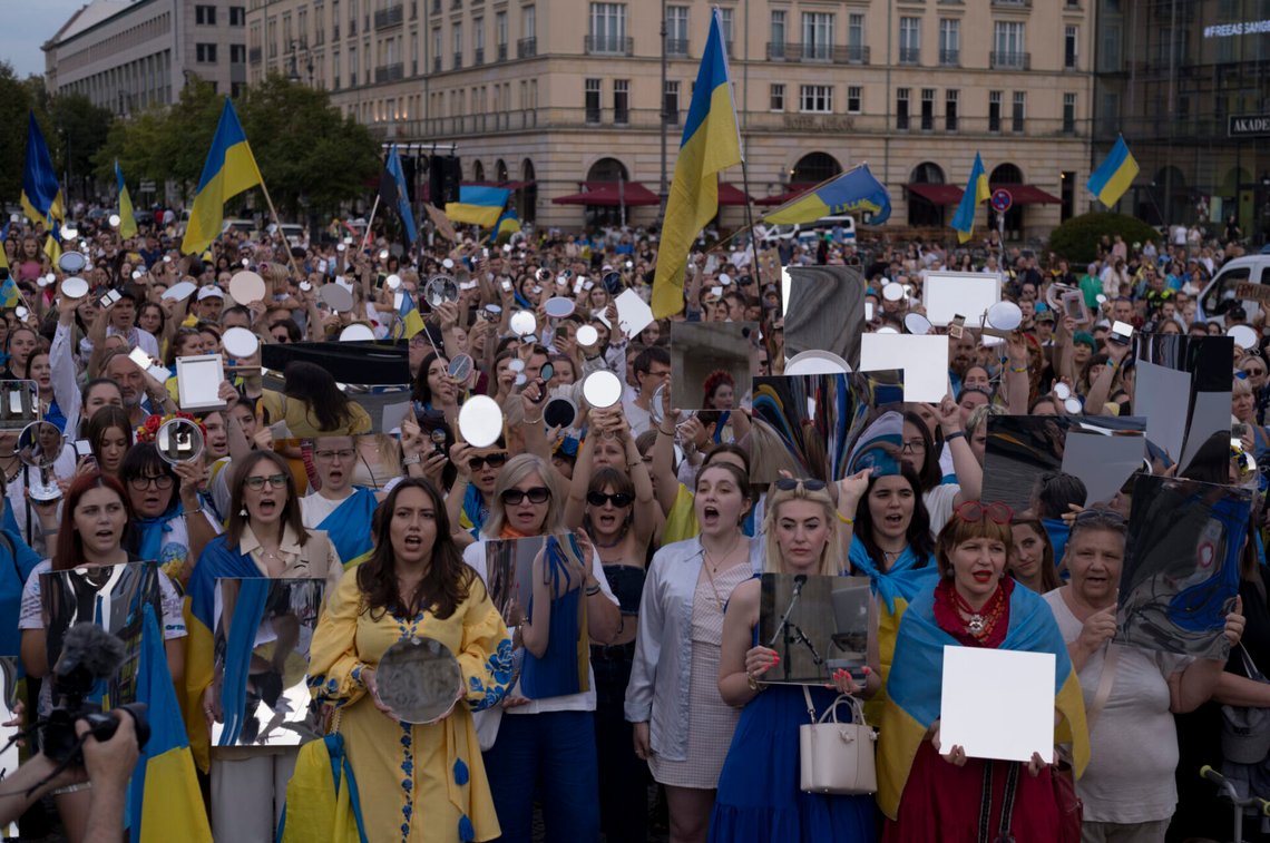 Människor protesterar mot Ukrainakriget och använder speglar för att hedra dess många offer i Berlin den 24 augusti 2023. Foto: Markus Schreiber / AP / NTB Människor protesterar mot Ukrainakriget och använder speglar för att hedra dess många offer i Berlin den 24 augusti 2023. Foto: Markus Schreiber / AP / NTB