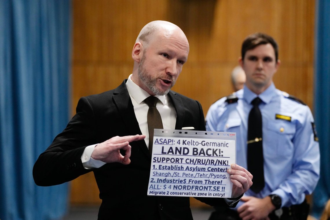 Anders Behring Breivik anländer till rättssalen i Ringerike, Asker och Bærums tingsrätt den 19 november 2024 med en affisch och ett rakat Z på huvudet. Foto: Beate Oma Dahle / NTB Anders Behring Breivik anländer till rättssalen i Ringerike, Asker och Bærums tingsrätt den 19 november 2024 med en affisch och ett rakat Z på huvudet. Foto: Beate Oma Dahle / NTB