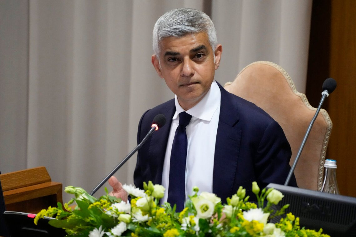 Londons borgmästare Sadiq Khan tror att Trump kritiserar honom just för att han är mörkhyad och muslim. Foto: Gregorio Borgia / AP Photo
/ NTB Londons borgmästare Sadiq Khan tror att Trump kritiserar honom just för att han är mörkhyad och muslim. Foto: Gregorio Borgia / AP Photo
/ NTB