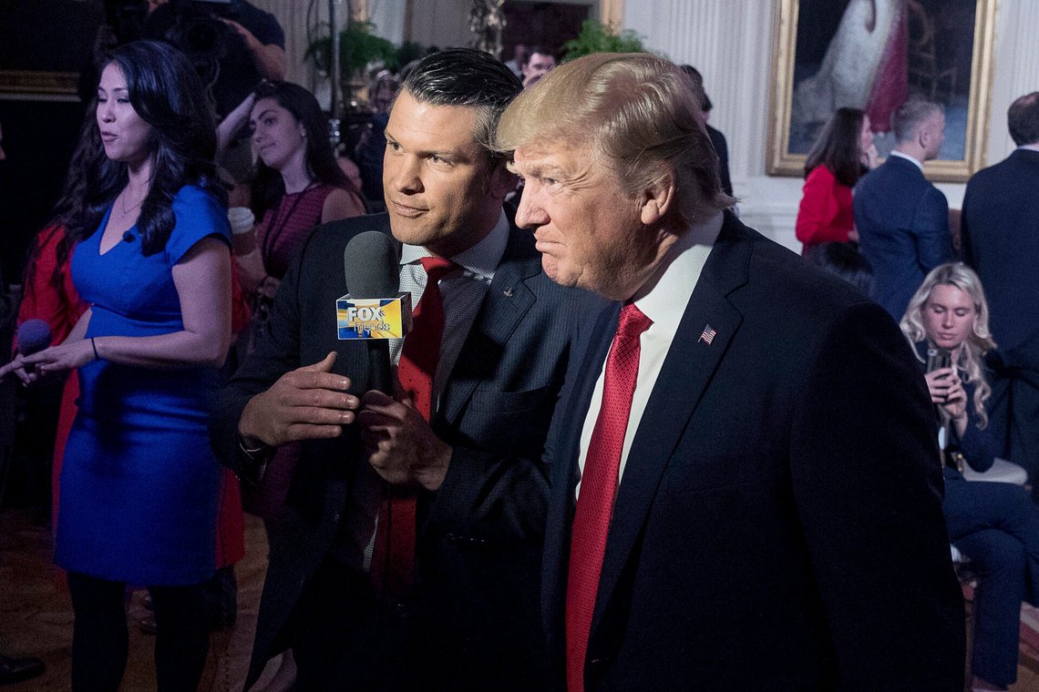 Donald Trump vill ha Pete Hegseth som försvarsminister. Ingen av dem vill ha transpersoner i de militära styrkorna. Foto: AP /Andrew Harnik/ NTB Donald Trump vill ha Pete Hegseth som försvarsminister. Ingen av dem vill ha transpersoner i de militära styrkorna. Foto: AP /Andrew Harnik/ NTB
