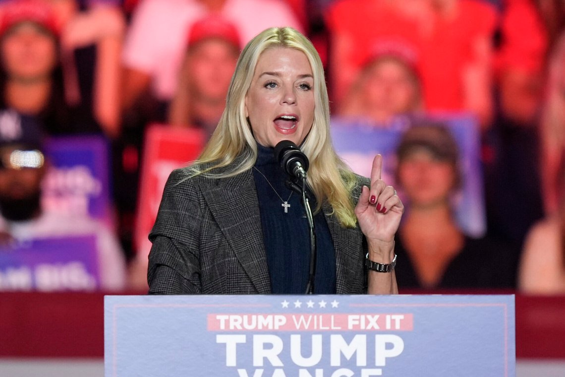 Tidigare justitieministern i Florida, Pam Bondi, talar inför Donald Trump under ett kampanjmöte i Greensboro, North Carolina, den 2 november 2024. Foto: Alex Brandon / AP / NTB Tidigare justitieministern i Florida, Pam Bondi, talar inför Donald Trump under ett kampanjmöte i Greensboro, North Carolina, den 2 november 2024. Foto: Alex Brandon / AP / NTB