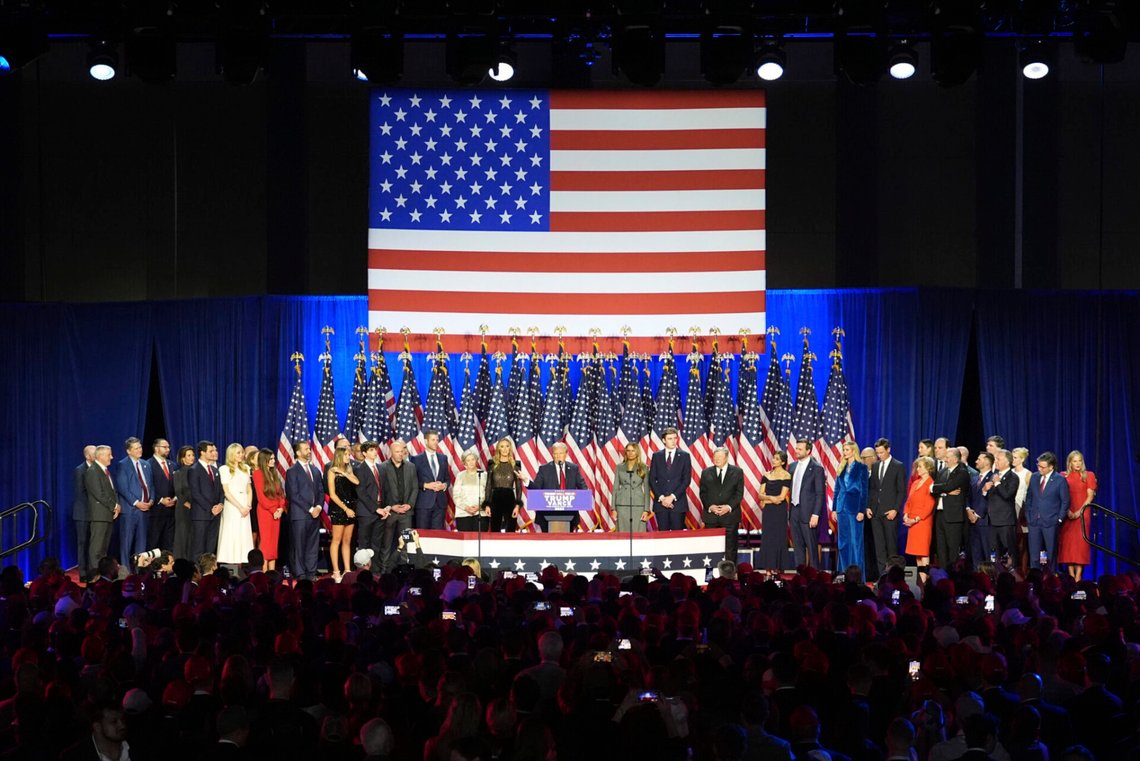 Omgiven av familj och rådgivare talar Donald Trump till valvakan i West Palm Beach, Florida, efter att valsegern säkrats den 6 november 2024. Foto: Lynne Sladky / AP / NTB. Omgiven av familj och rådgivare talar Donald Trump till valvakan i West Palm Beach, Florida, efter att valsegern säkrats den 6 november 2024. Foto: Lynne Sladky / AP / NTB.