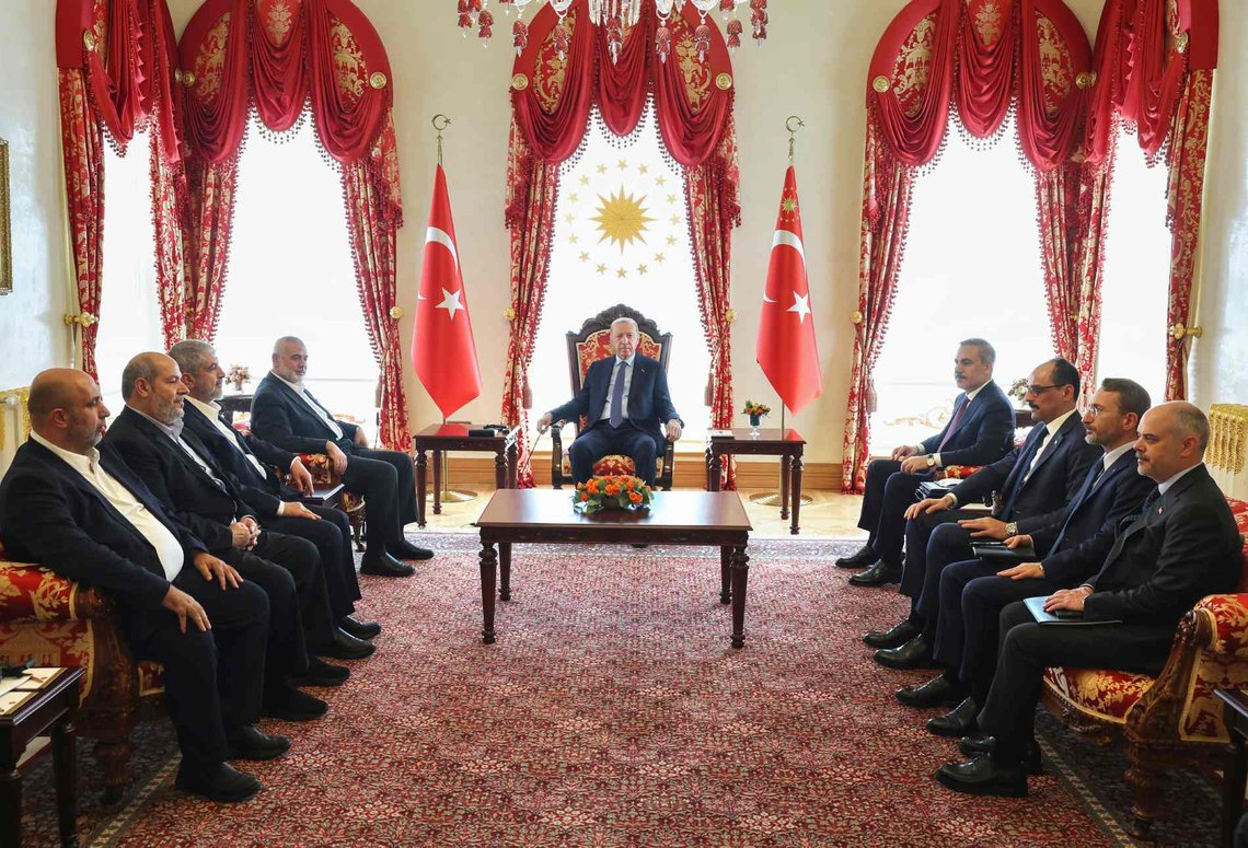 Turkiets president Recep Tayyip Erdogan, mitten, och ministrar i hans regering, till höger, träffar Hamas-delegationen ledd av Ismail Haniyeh, i Istanbul, Turkiet, den 20 april 2024. Foto: Turkish Presidency / AP Photo / NTB Turkiets president Recep Tayyip Erdogan, mitten, och ministrar i hans regering, till höger, träffar Hamas-delegationen ledd av Ismail Haniyeh, i Istanbul, Turkiet, den 20 april 2024. Foto: Turkish Presidency / AP Photo / NTB
